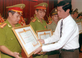 Đồng chí Hoàng Xuân Lộc - Bí thư Tỉnh ủy trao Huy chương Chiến sỹ Vẻ Vang cho CBCS Công an tỉnh Yên Bái. (Ảnh: Xuân An)