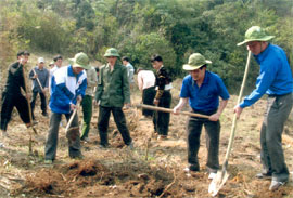 Đông đảo đoàn viên thanh niên tình nguyện giúp bà con khai hoang ruộng nước ở cánh đồng Nậm Tộc.
