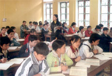 Do HS lớp 10A6, Trường THPT bán công Nguyễn Khuyến bỏ học quá nhiều nên nhà trường phải ghép lớp 10A6 và lớp 10A7 thành một lớp.