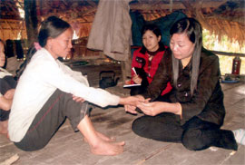 Chị Bàn Thị N ở thôn Đồng Tý, xã Phúc An thường xuyên bị chồng đánh, bàn tay phải và chân phải đã thành tật.

