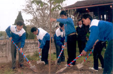 Lãnh đạo Tỉnh Đoàn Yên Bái trồng cây lưu niệm tại Nhà tưởng niệm Bác Hồ ở TX Nghĩa Lộ trong lễ ra quân Tháng Thanh niên năm 2008.
(Ảnh:Phương Hiếu)

