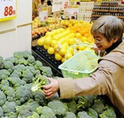 Bông cải xanh trong một siêu thị ở Nhật, giá khuyến mãi 88 US cent.