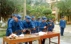 Tự vệ Bệnh viện Đa khoa huyện Văn Yên huấn luyện bảo quản vũ khí.
(Ảnh: Lại Tấn)

