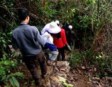 Du khách đến Yên Bái tham gia tour du lịch leo núi.