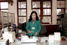Chị Trần Thị Yến, thủ quỹ KBNN Yên Bái đã trả lại nhiều tiền do khách hàng nộp thừa năm 2007. (Ảnh: Đỗ Lê Đô)

