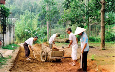 Nhân dân xã Minh Quán (Trấn Yên) làm đường giao thông ở thôn 1 bằng nguồn vốn Kích cầu.