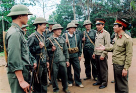 Thượng tá Nguyễn Văn Ngọc - Chính ủy, Bí thư Đảng ủy (ngoài cùng bên phải) cùng các đồng chí lãnh đạo Trường Quân sự tỉnh trao đổi phương án tập luyện với các học viên trẻ. (Ảnh: Huy Văn)
