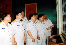 Các đồng chí nguyên là lãnh đạo Trường quân sự tỉnh và thủ trưởng Bộ CHQS tỉnh thăm phòng truyền thống của nhà trường.