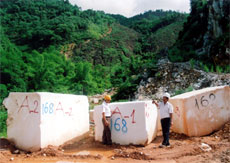Khai thác đá vôi trắng ở Lục Yên.

