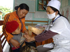 Khám chữa bệnh cho trẻ em ở trạm y tế xã Sơn Thịnh (Văn Chấn). (Ảnh: Thanh Tân)