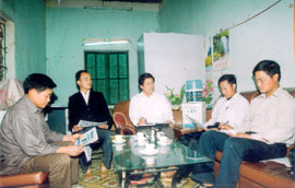 Đội tuần tra chống tái trồng thuốc phiện xã Hồ Bốn đang bàn phương án kiểm tra.

