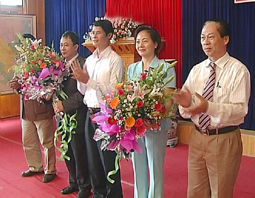 Các đồng chí: Hoàng Xuân Lộc, Hoàng Thương Lượng tặng hoa chúc mừng các đồng chí tân phó chủ tịch UBND tỉnh.