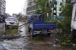 Một con phố bị tàn phá bởi bão ở Myanmar.