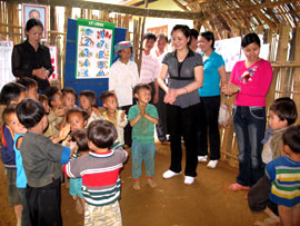 Đồng chí Phạm Thị Thanh Trà đến thăm điểm Trường mầm non ở bản Làng Linh, xã Túc Đán (Trạm Tấu).