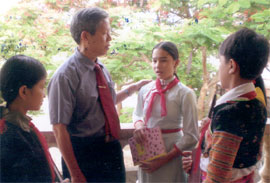 Thầy Thanh trao đổi kinh nghiệm học tập với 
các em học sinh sau giờ học.

