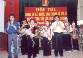 Huyện Trạm Tấu tổ chức Hội thi “Chúng em kể chuyện về Bác Hồ lần thứ nhất - 2008”. (Ảnh: Lò Văn Quỳnh)

