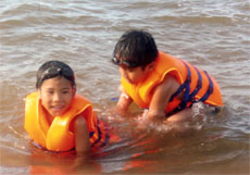 Trẻ em khi xuống nước phải được trang bị áo phao.