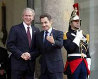 TT Sarkozy đón ông Bush tại Điện Elysee