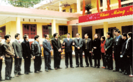 Các đồng chí lãnh đạo tỉnh trao đổi với các nhà báo về nhiệm vụ tuyên truyền phát triển kinh tế - xã hội địa phương trong dịp gặp mặt đầu xuân Mậu Tý 2008.