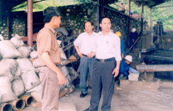 Đồng chí Chủ tịch UBND tỉnh và đoàn công tác thăm cơ sở khai thác quặng chì tại xã Cẩm Nhân.