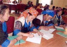 Phụ nữ các dân tộc Mông ở Yên Bái đã tích cực học tập nâng cao kiến thức. (Ảnh: T.L)