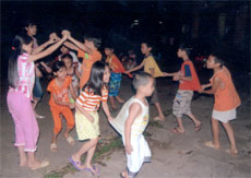 Các em thiếu niên nhi đồng ở phố Trần Phú, phường Đồng Tâm (thành phố Yên Bái) sinh hoạt hè dưới ánh sáng của hệ thống điện chiếu sáng công cộng.
