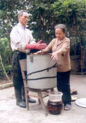 Vợ chồng ông Nguyễn Hữu Lưu quay mật ong.