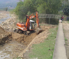 Các Công ty xây lắp thủy lợi trong tỉnh đang khẩn trương thi công nạo vét Ngòi Thia trước mùa mưa năm 2008.