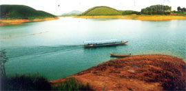 Nước hồ xuống thấp, kéo theo việc nuôi trồng thủy sản gặp khó khăn, nhiều hoạt động KT-XH bị ảnh hưởng. (Ảnh: Thanh Miền)