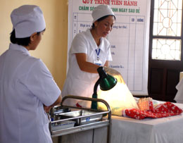 Hướng dẫn quy trình tiến hành chăm sóc trẻ sơ sinh ngay sau đẻ ở Trường trung học y tế tỉnh Yên Bái.