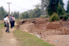 Đồng chí Nguyễn Văn Bình - Phó chủ tịch Thường trực UBND tỉnh Yên Bái đi kiểm tra thiệt hại các công trình thủy lợi ở Văn Chấn mùa lũ năm 2007.