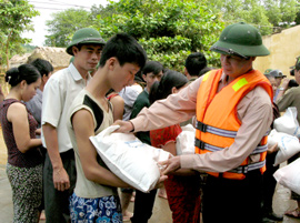 Đồng chí Hoàng Xuân Lộc - Bí thư Tỉnh ủy trao hàng cứu trợ cho người dân ở xã Nam Cường, thành phố Yên Bái.