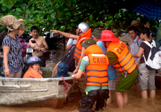 Lực lượng công an tham gia ứng cứu, đưa nhân dân ra khỏi vùng nguy hiểm.