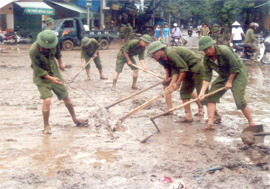 Các chiến sỹ quân dự bị động viên Trung đoàn 121 thuộc Bộ CHQS tỉnh tham gia dọn bùn, rác tại ga Yên Bái.