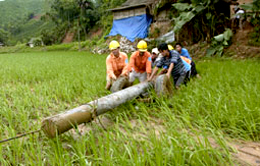 Công nhân công ty điện lực Yên Bái nhanh 
chóng sửa đường điện bị hỏng do lũ lụt.