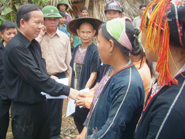 Phó Thủ tướng Chính phủ Trương Vĩnh Trọng thăm hỏi và tặng quà các hộ dân bị thiệt hại nặng nề trong đợt thiên tai tại xã Động Quan, huyện Lục Yên.