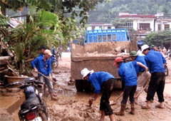 Thanh niên tình nguyện tham gia dọn vệ sinh đường phố.