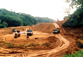 Đường km5 thành phố Yên Bái đi Yên Bình đang được các đơn vị đẩy nhanh tiến độ thi công. (Ảnh: Quang Thiều)

