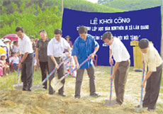 Đại diện lãnh đạo Báo Hànộimới, Báo Yên Bái, Uỷ ban MTTQ tỉnh, huyện Văn Yên và xã Lâm Giang khởi công xây dựng nhà mẫu giáo tại xã Lâm Giang (Văn Yên).