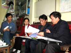 Anh Hà Văn Sang (người đầu tiên từ trái sang) đang trao đổi kinh nghiệm tuyên truyền phòng chống HIV/AIDS với cán bộ Ban quản lý Dự án phòng chống HIV/AIDS tỉnh.