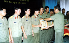 Đại tá Hoàng Hữu Thế - Chính ủy Bộ CHQS tỉnh trao tặng giấy khen cho các tập thể, cá nhân có thành tích xuất sắc trong công tác dân vận.