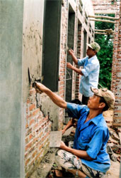 Công nhân Công ty TNHH Yên Hợp thi công xây dựng nhà công vụ cho giáo viên Trường PTCS xã Vân Hội, huyện Trấn Yên.
