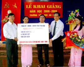 Phó bí thư Thường trực Tỉnh ủy Yên Bái trao gần 1.000 bộ sách giáo khoa, 4.780 bút và gần 1.000 cặp cho học sinh Văn Yên.