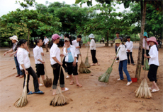 Học sinh Trường THCS Vĩnh Kiên (Yên Bình) thu gom rác và làm vệ sinh môi trường sau lũ.	 (Ảnh: Văn Tuấn)