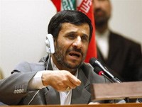 Tổng thống Iran Mahmoud Ahmadinejad trả lời tại một cuộc họp báo ngày 23-9. Ông chỉ được cấp visa vào Mỹ phút chót.