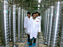 Tổng thống Iran Mahmoud Ahmadinejad thăm cơ sở làm giàu uranium Natanz.