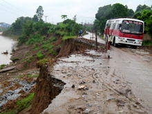 Tỉnh lộ 163, Km 49 (địa phận huyện Văn Yên) có nguy cơ mất đường do bão lũ.