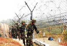 Binh sĩ Hàn Quốc đi tuần dọc biên giới với Triều Tiên.