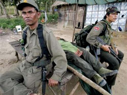 Binh sĩ Campuchia ngồi bên xác đồng đội tử trận.