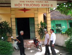 Hội trường khu phố được xây dựng khang trang là nơi hội họp, sinh hoạt văn hóa của nhân dân trong khu phố.

